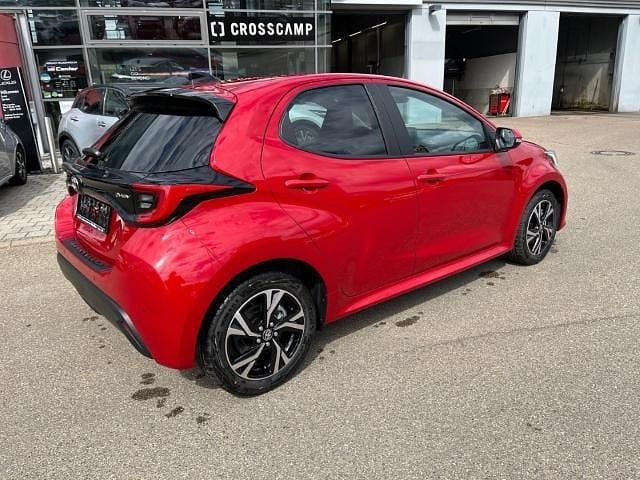 Neu Toyota Yaris Hybrid Comfort 116 PS (85 kW) 2025 Karminarot Kleinwagen