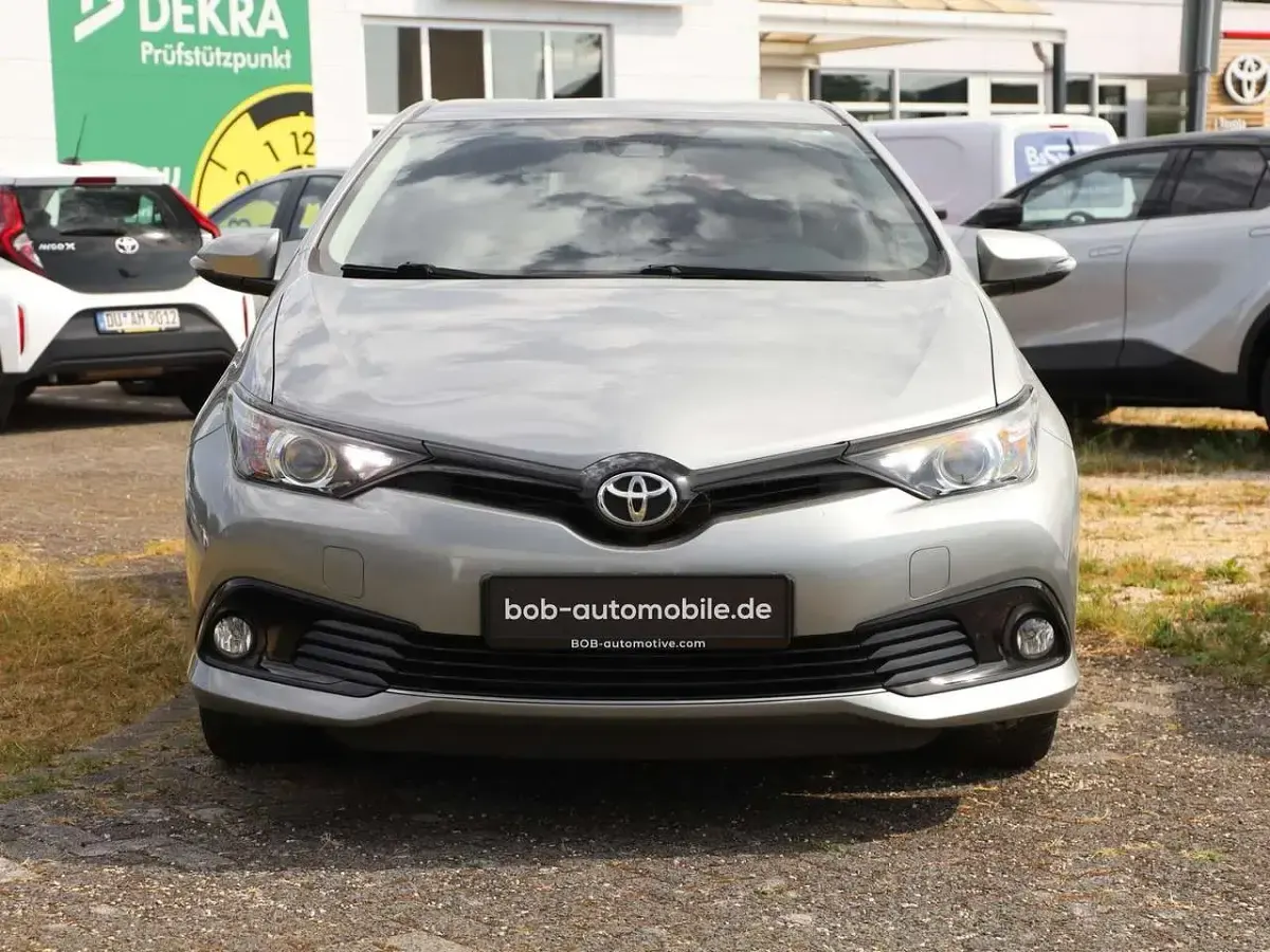 Gebraucht Toyota Auris Team 116 PS (85 kW) 2019 New medium silver Kleinwagen