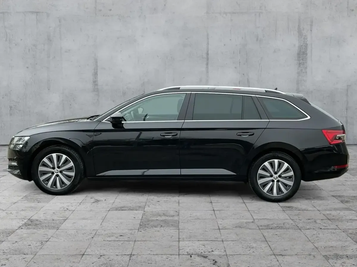 Gebraucht Skoda Superb Style 150 PS (110 kW) 2023 Blackmagic perleffekt Kombi