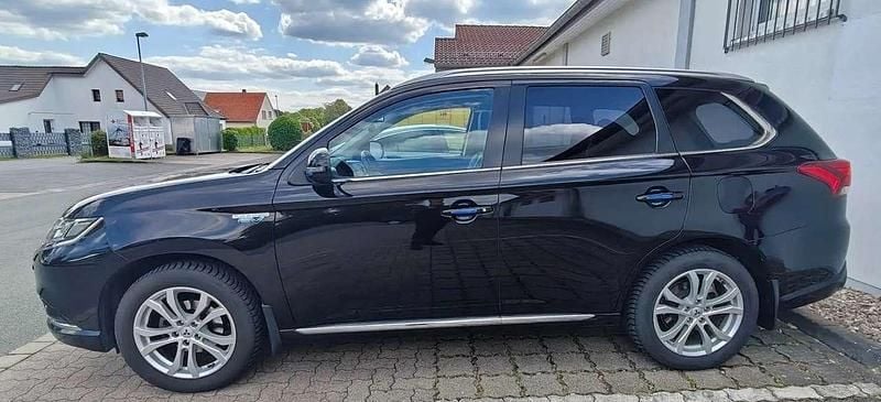 Schwarz Gebraucht 2017 Mitsubishi Outlander P-HEV Top SUV | 15.000 € (Superpreis) - Bild 1/4