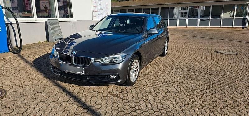 Grau Gebraucht 2018 BMW 316 Advantage Kombi | 12.950 € (Fairer Preis) - Bild 1/4