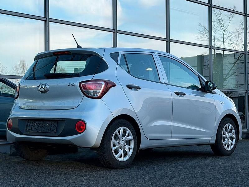 Gebraucht Hyundai i10 Basis 67 PS (49 kW) 2017 Silber Kleinwagen