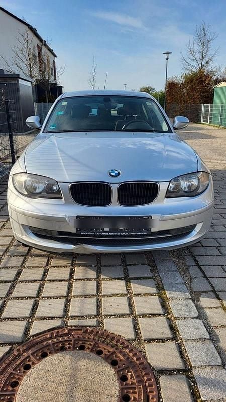 Silber Gebraucht 2011 BMW 116 Sport Line Kleinwagen | 3.900 € (Superpreis) - Bild 1/4