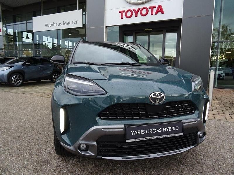 Neu Toyota Yaris Cross Executive 131 PS (96 kW) 2025 Dunkel grün metallic SUV