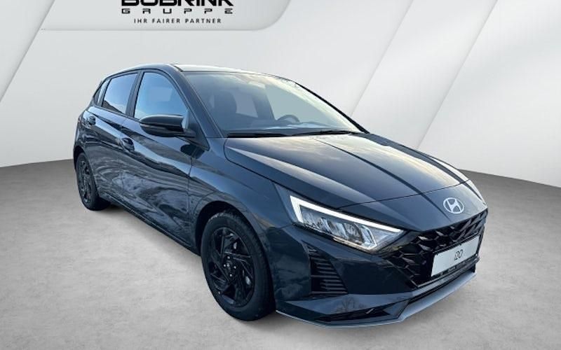 Neu Hyundai i20 Blackline 90 PS (66 kW) 2026 Grau Kleinwagen