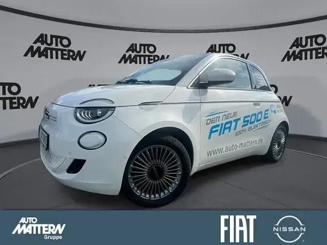 Weiß Gebraucht 2023 Fiat 500e Basis Limousine | 24.990 € (Etwas zu teuer) - Bild 1/4