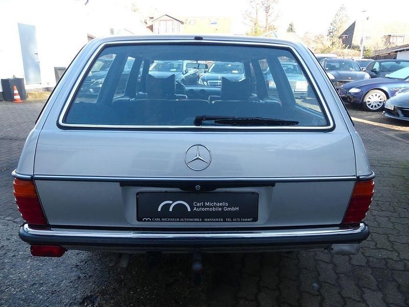 Gebraucht Mercedes E280 185 PS (136 kW) 1978 Silber Limousine