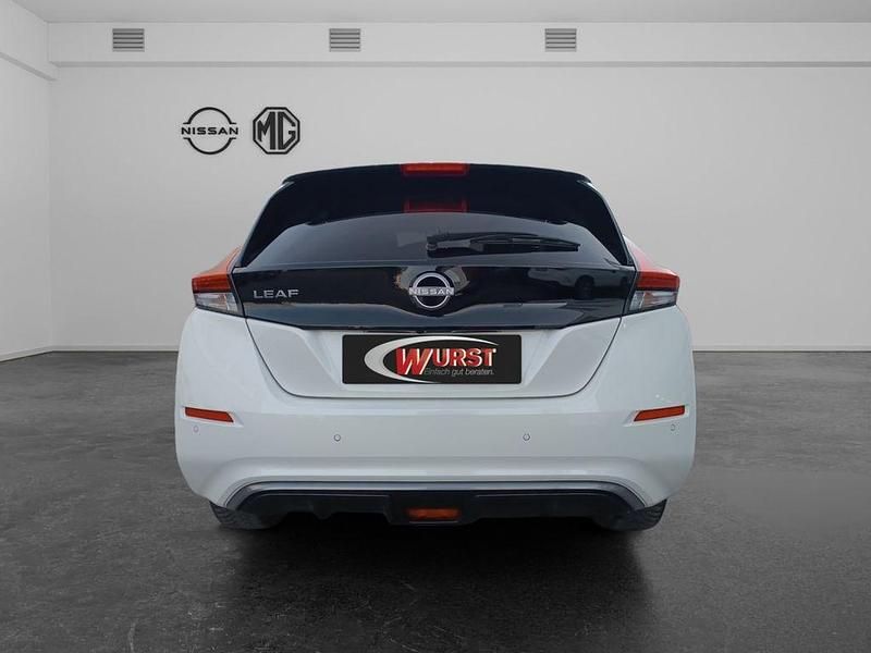 Gebraucht Nissan Leaf Tekna 110 kW (150 PS) 2022 M) (weiss Kleinwagen