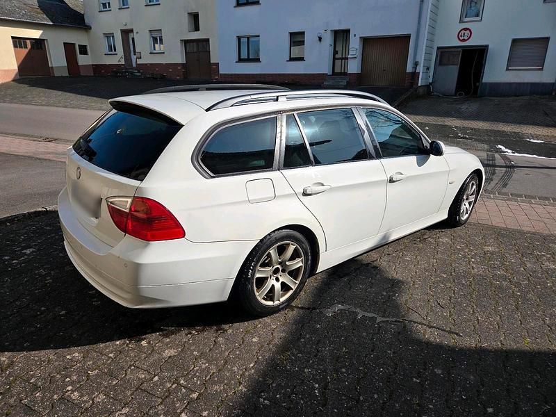 Gebraucht BMW 318 143 PS (105 kW) 2007 Weiß Kombi