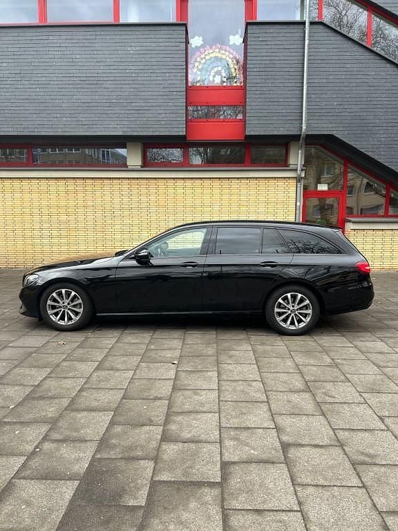 Gebraucht Mercedes E220 194 PS (142 kW) 2017 Schwarz Limousine