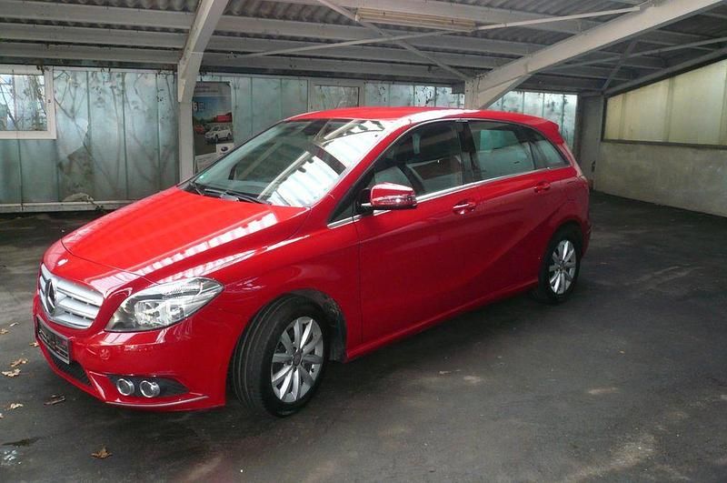 Rot Gebraucht 2013 Mercedes 180 Limousine | 9.990 € (Fairer Preis) - Bild 1/4