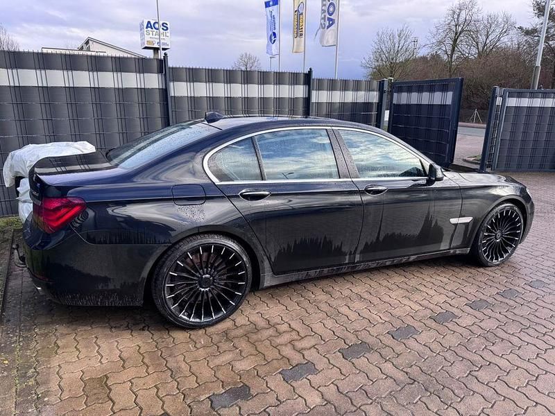 Gebraucht BMW 750 381 PS (280 kW) 2015 Schwarz Limousine