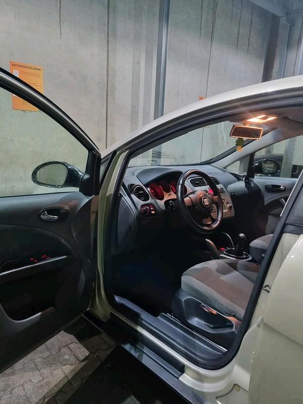 Gelb Gebraucht 2004 Seat Altea Kombi | 2.000 € (Fairer Preis) - Bild 1/4