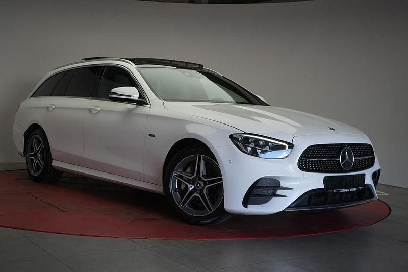 Weiß Gebraucht 2021 Mercedes E300 AMG Limousine | 33.490 € (Fairer Preis) - Bild 1/4