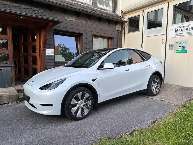 Weiß Gebraucht 2023 Tesla Model Y Standard Range SUV | 30.900 € (Guter Preis) - Bild 1/4