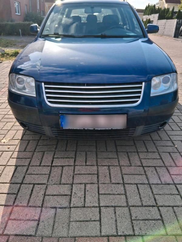 Blau Gebraucht 2002 VW Passat Kombi | 800 € (Superpreis) - Bild 1/4