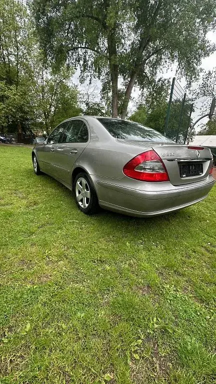 Gebraucht Mercedes E220 Classic 170 PS (125 kW) 2007 Gold Limousine