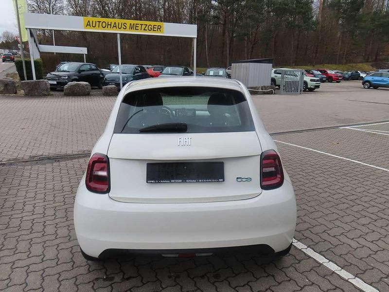 Gebraucht Fiat 500e Basis 86 kW (118 PS) 2023 Arktis weiß Kleinwagen