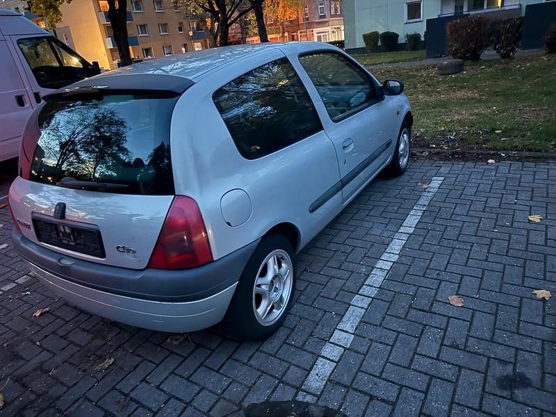 Gebraucht Renault Clio II 90 PS (66 kW) 2000 Silber Kleinwagen