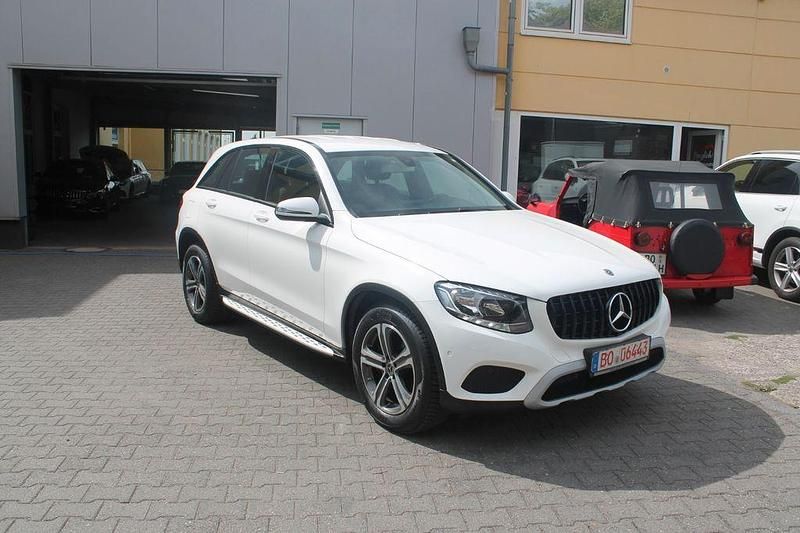 Weiß polarweiß Gebraucht 2018 Mercedes GLC220 SUV | 32.980 € (Etwas zu teuer) - Bild 1/4