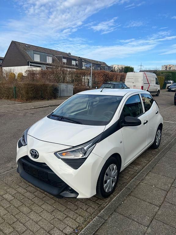 Weiß Gebraucht 2020 Toyota Aygo Team Kleinwagen | 7.999 € (Superpreis) - Bild 1/4