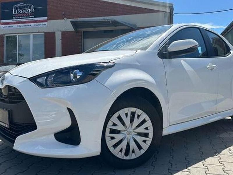 Weiß Gebraucht 2024 Toyota Yaris Hybrid Business Edition Limousine | 17.599 € - Bild 1/4