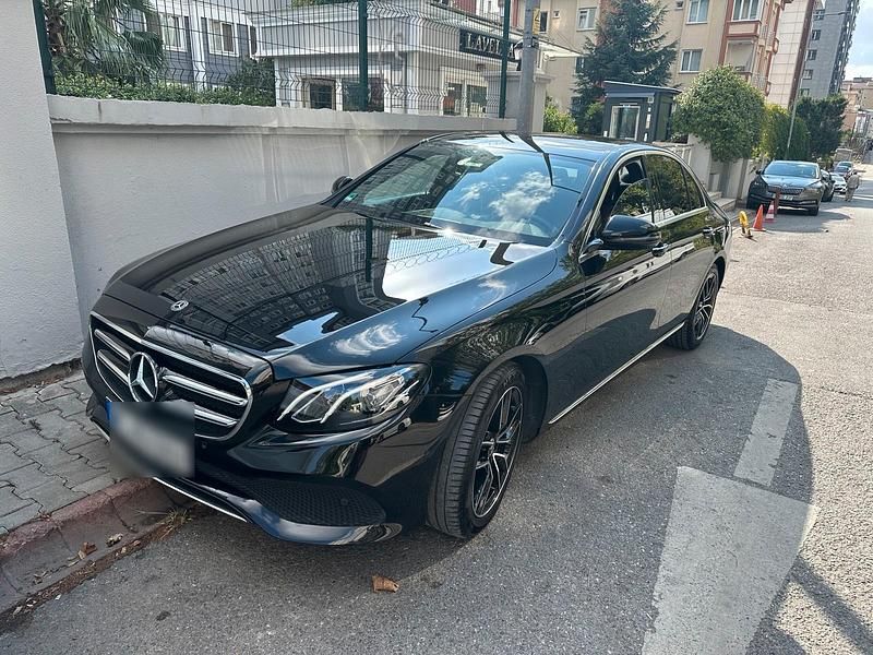 Schwarz Gebraucht 2019 Mercedes E200 Avantgarde Limousine | 21.800 € (Fairer Preis) - Bild 1/4