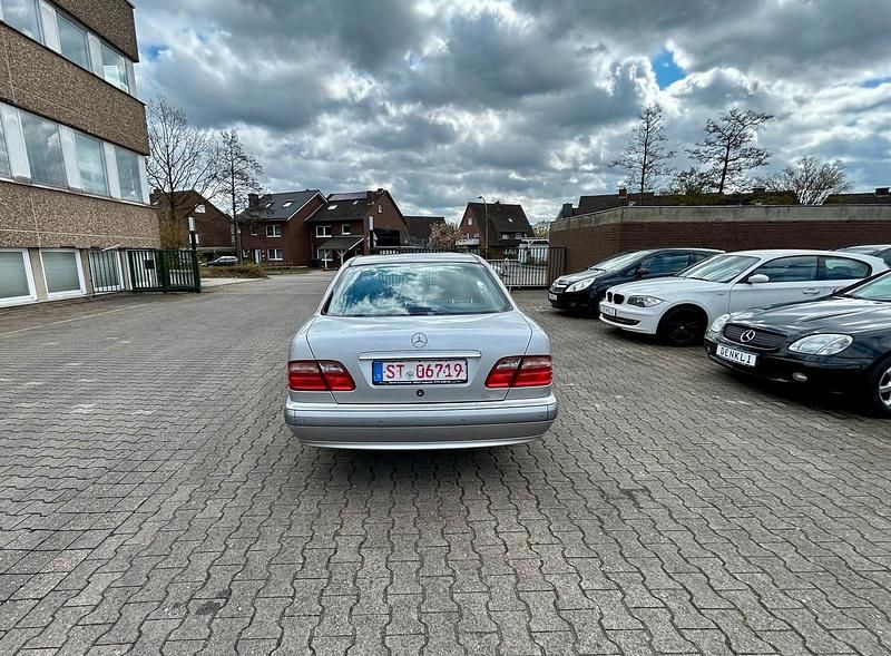 Gebraucht Mercedes E240 Classic 170 PS (125 kW) 2000 Silber Limousine