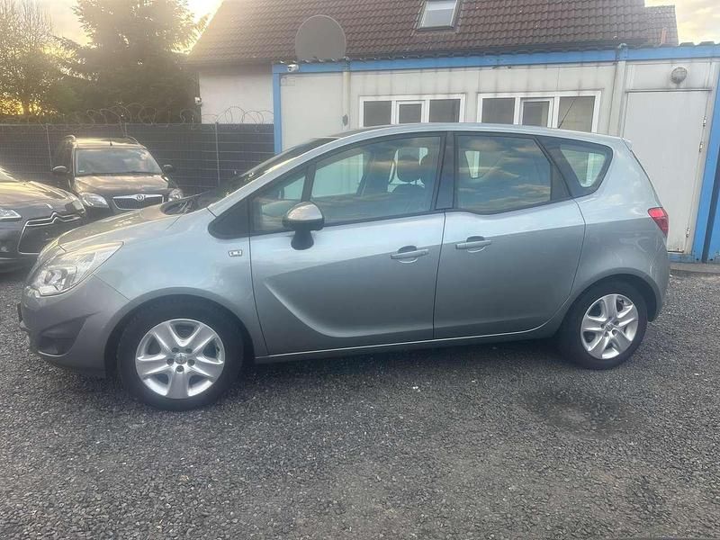 Gebraucht Opel Meriva Edition 101 PS (74 kW) 2011 Silbersee/perl silber (m2) Van / Kleinbus