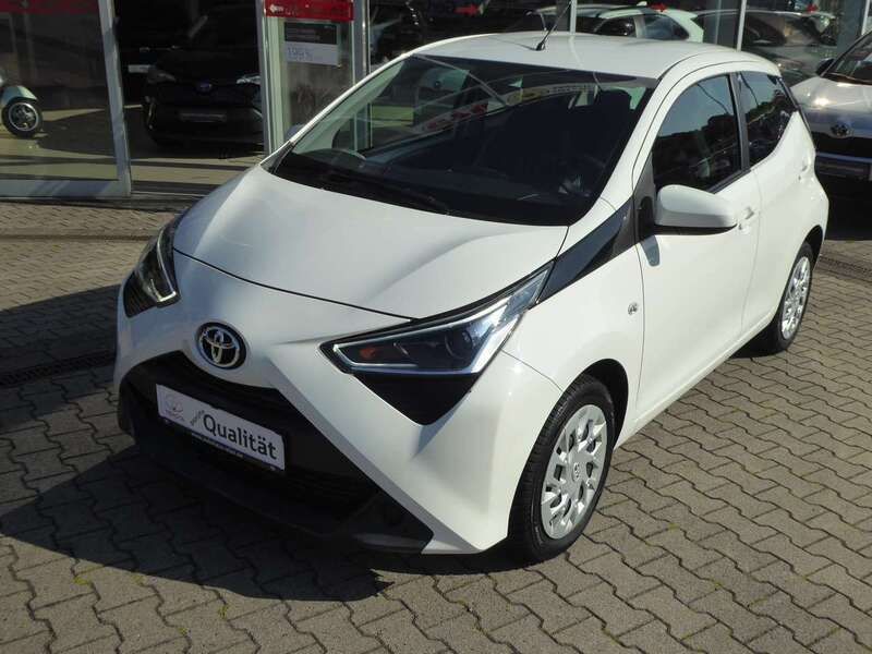 Pianoseweiß Gebraucht 2021 Toyota Aygo X-play Kleinwagen | 10.990 € (Fairer Preis) - Bild 1/4