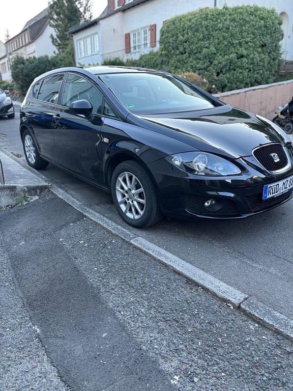 Schwarz Gebraucht 2010 Seat Leon Reference Limousine | 3.500 € (Guter Preis) - Bild 1/4