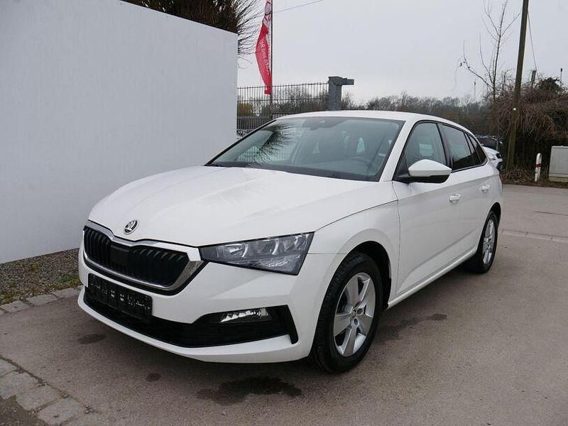 Gebraucht Skoda Scala Ambition 110 PS (80 kW) 2022 Candyweiß Kleinwagen