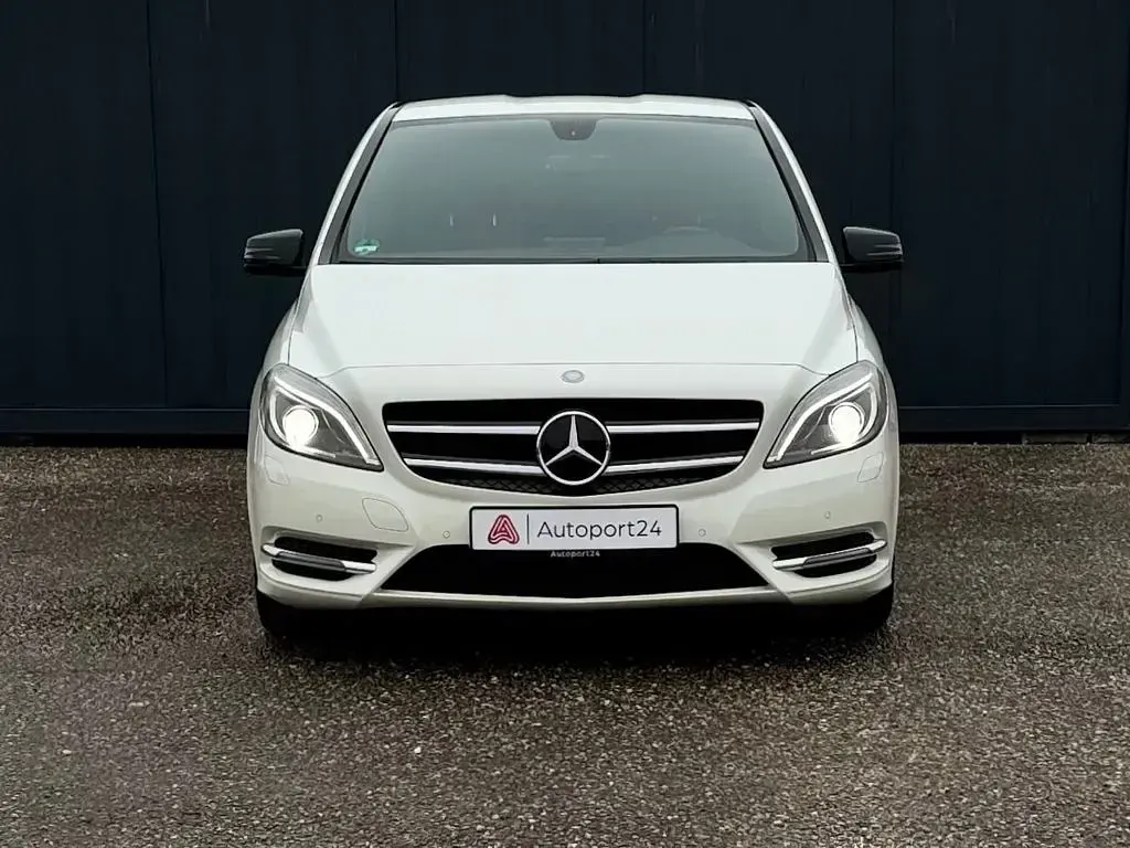 Gebraucht Mercedes B250 Night 211 PS (155 kW) 2013 Weiß Kleinwagen