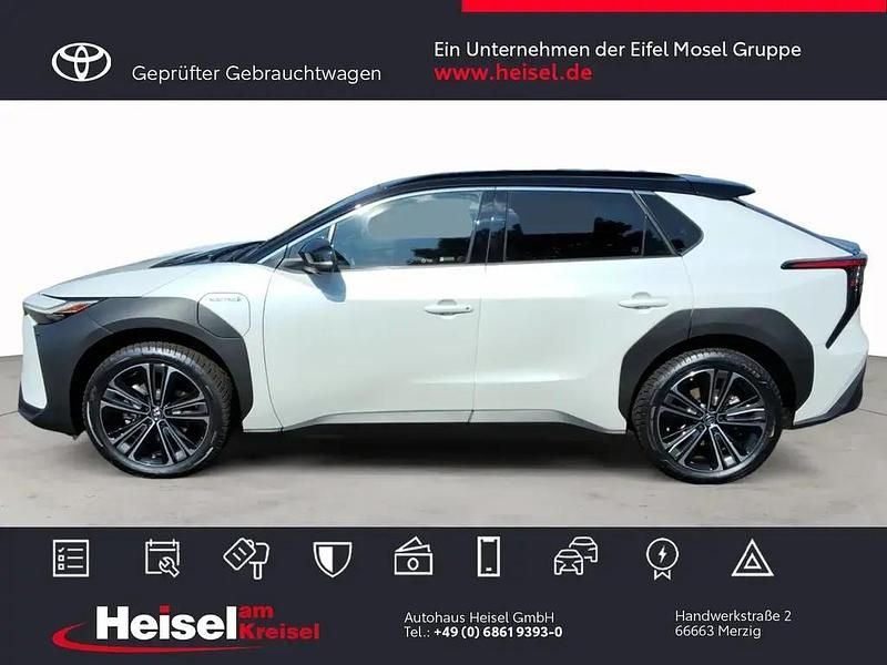 Gebraucht Toyota bZ4X Basis 150 kW (204 PS) 2023 Platinumweiß perleffekt / dach schwarz SUV