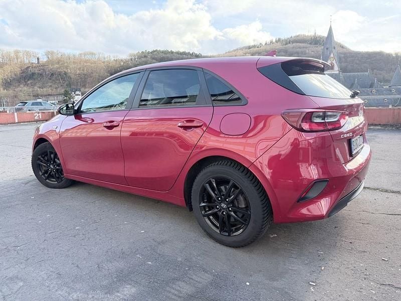 Usado Kia Ceed Vision 101 CV (74 kW) 2022 Rojo Utilitario