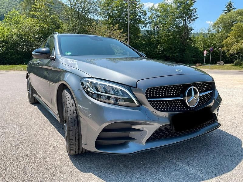 Grau Gebraucht 2019 Mercedes C220 AMG Kombi | 30.990 € - Bild 1/4