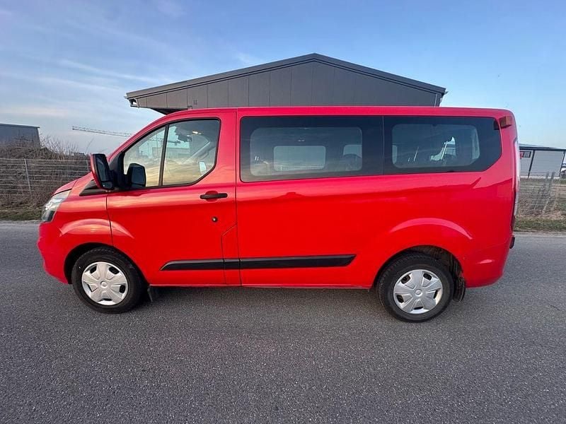 Gebraucht Ford Tourneo 105 PS (77 kW) 2018 Rot Van / Kleinbus