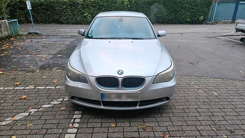 Silber Gebraucht 2004 BMW 520 Limousine | 3.000 € (Superpreis) - Bild 1/4