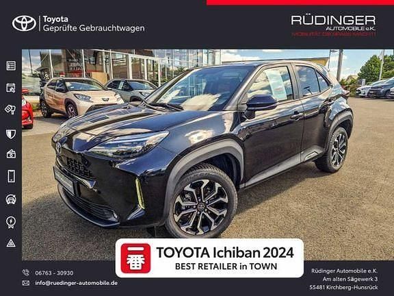 Mysticschwarz mica (metallic) Gebraucht 2024 Toyota Yaris Hybrid Team SUV | 27.990 € (Fairer Preis) - Bild 1/4