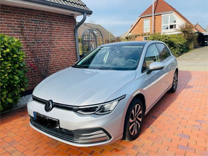Silber Gebraucht 2021 VW Golf VIII Active Limousine | 19.999 € (Superpreis) - Bild 1/4
