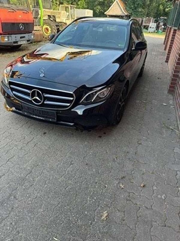 Obsidianschwarz Gebraucht 2019 Mercedes E220 Avantgarde Kombi | 22.450 € (Guter Preis) - Bild 1/4