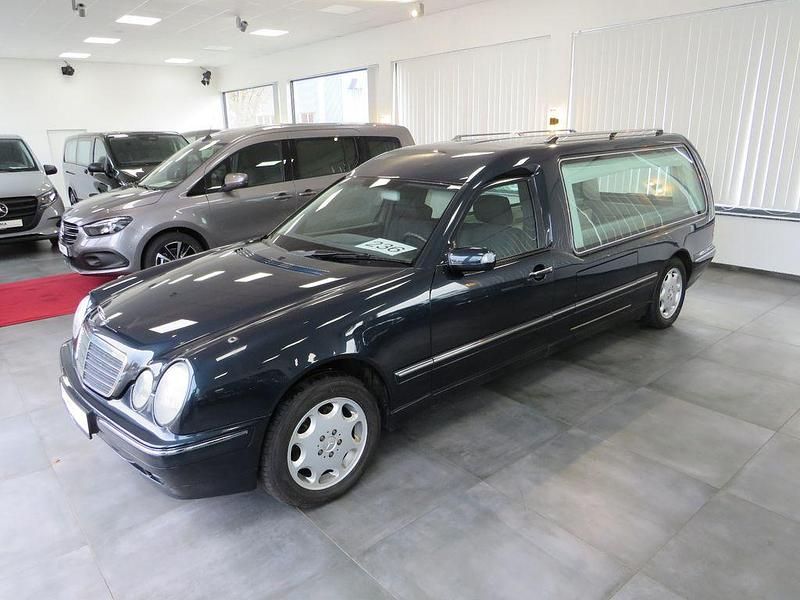 Blau Gebraucht 2001 Mercedes E220 Limousine | 4.950 € (Superpreis) - Bild 1/4