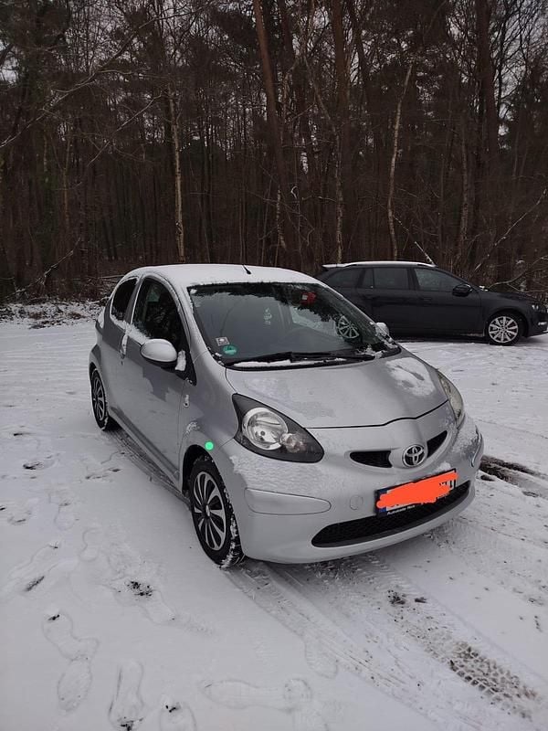 Gebraucht Toyota Aygo 69 PS (50 kW) 2008 Silber Kleinwagen