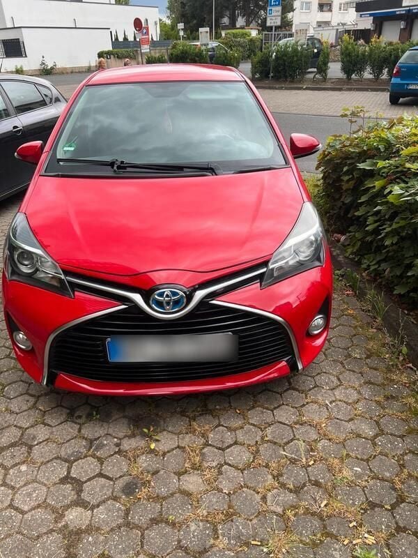 Rot Gebraucht 2015 Toyota Yaris Hybrid Kleinwagen | 7.500 € - Bild 1/4