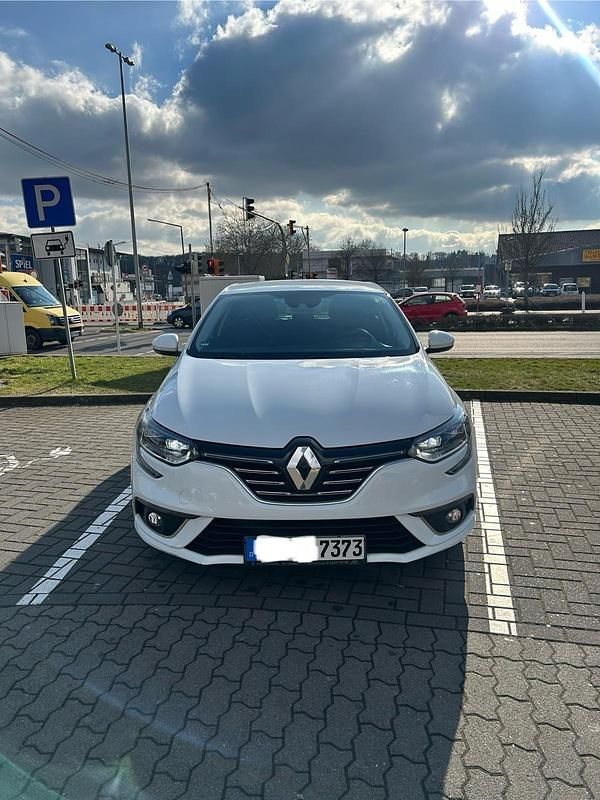 Weiß Gebraucht 2016 Renault Mégane IV Bose Edition Limousine | 11.950 € - Bild 1/4