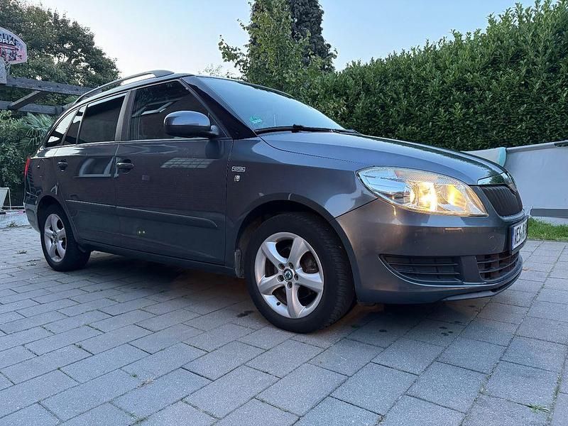 Grau Gebraucht 2011 Skoda Fabia Family Kleinwagen | 3.950 € (Etwas zu teuer) - Bild 1/4