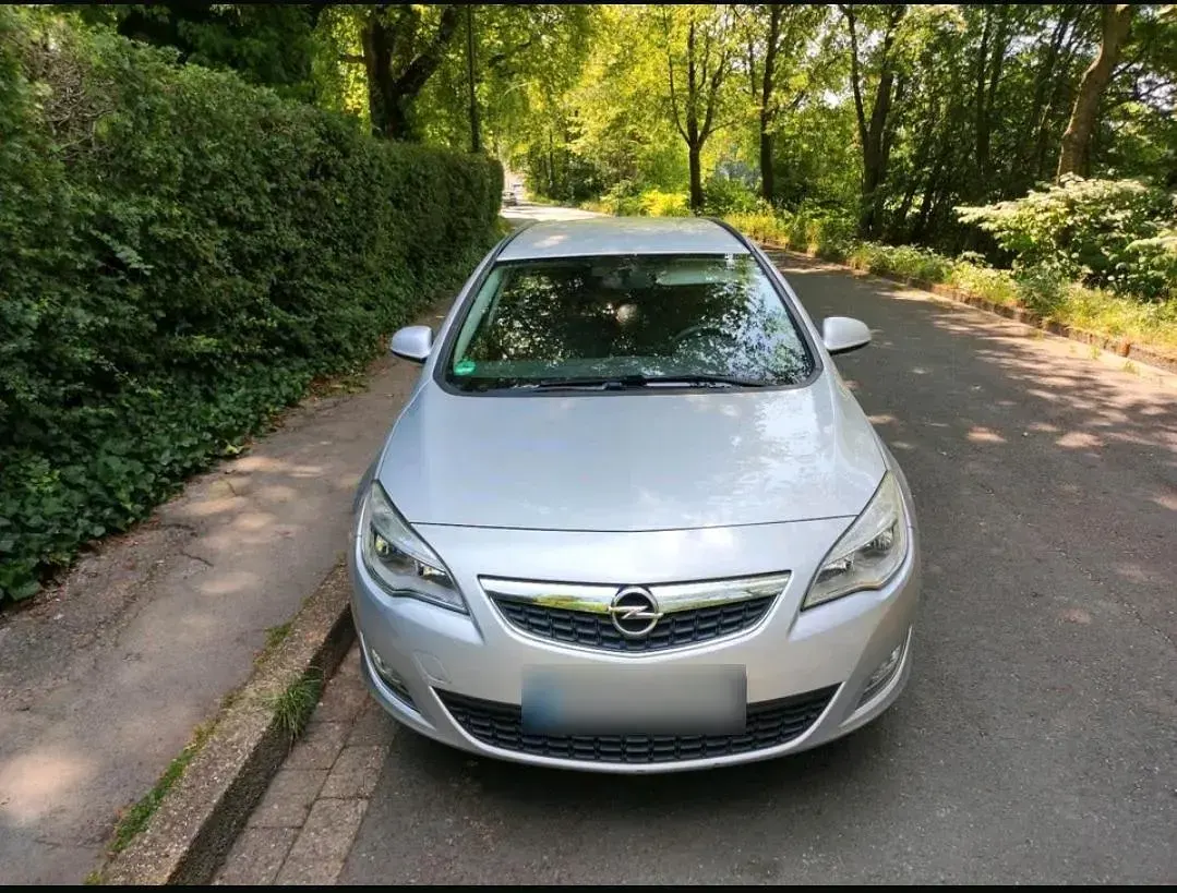 Gebraucht Opel Astra 101 PS (74 kW) 2012 Silber Kombi