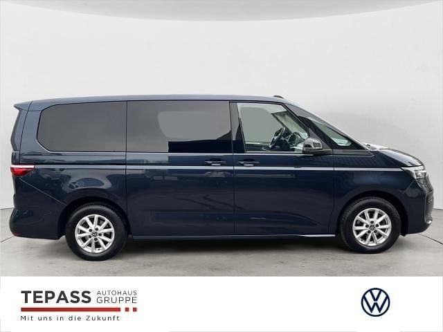 Second-hand VW Multivan Life 150 CP (110 kW) 2023 Albastru Monovolum