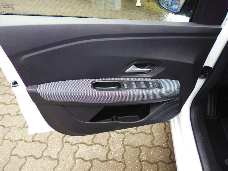 Neu Dacia Sandero Expression 91 PS (66 kW) 2025 Arktisweiss und andere Limousine