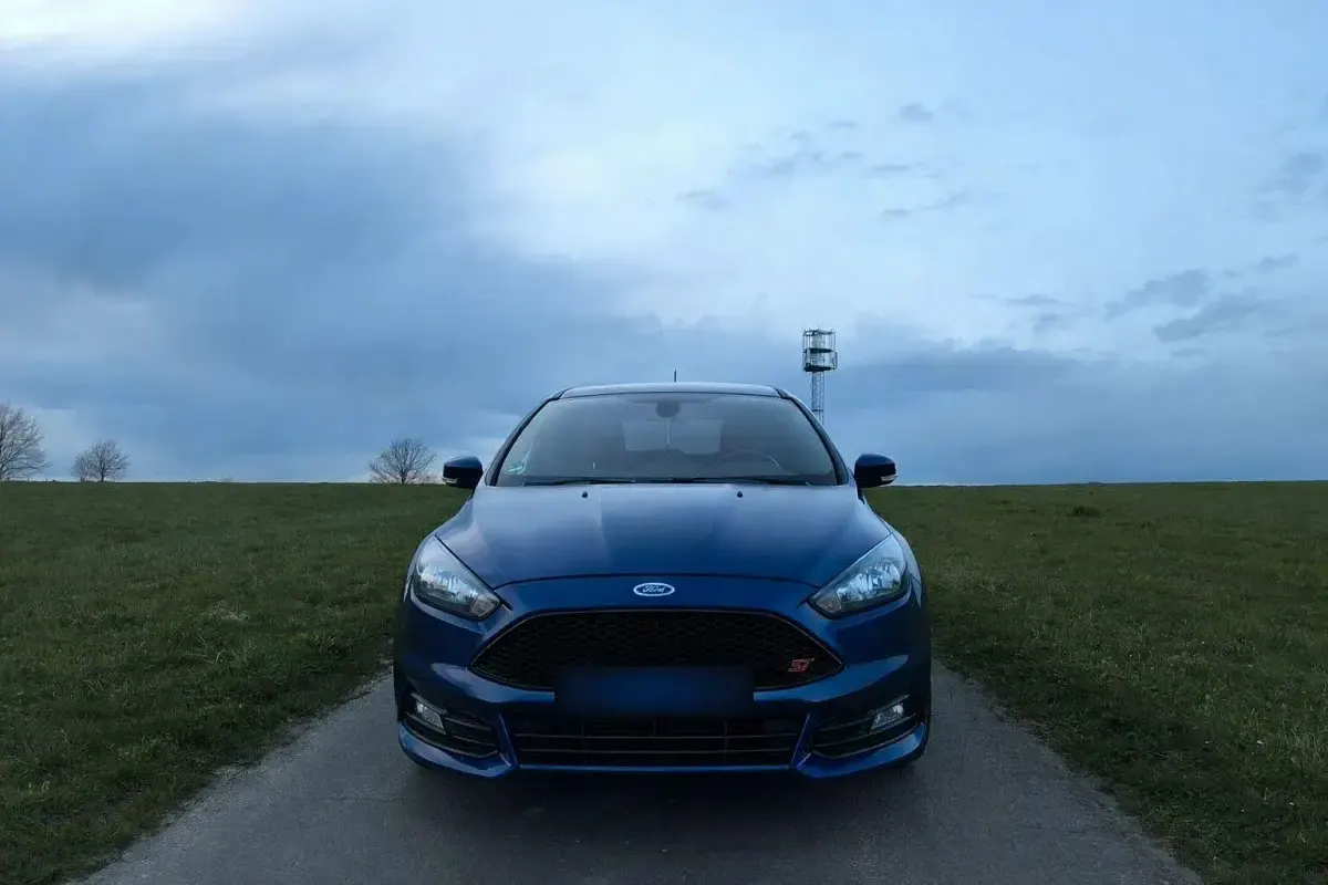 Używany Ford Focus ST 250 KM (183 kW) 2018 Niebieski Sedan/Limuzyna
